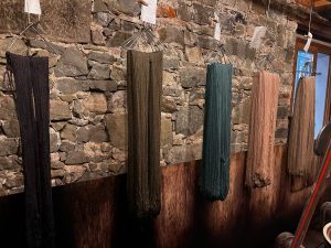 Von der Naturfarbe zum farbigen Garn